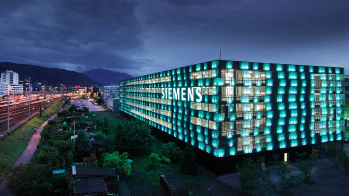 Siemens Firmengebäude bei Nacht